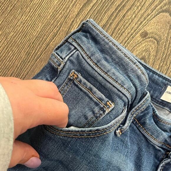 Abercrombie & Fitch The Flare Ultra High Rise Jenas Medium Wash Blue Size 28/6R - Picture 3 of 11